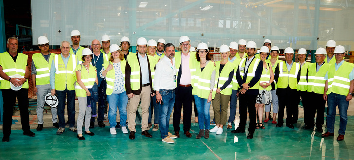 Im Rahmen der Isolar Tagung 2019 bei Gastgeber Tvitec in Cubillos del Sil (Spanien) besichtigten die Teilnehmer eines der größten und modernsten Glasverarbeitungszentren Europas. - © Isolar
