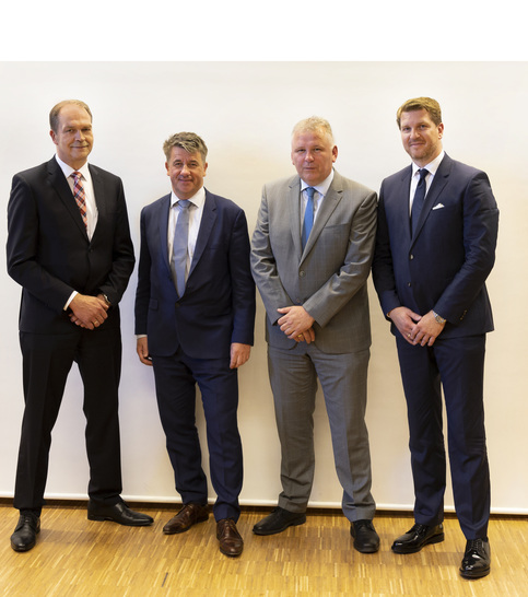 Die Gründung des Innovations-Zentrums Hegla New Technology ist eine strategische Entscheidung, so die Verantwortlichen (v.l.), Bernhard Hötger (GF Hegla), Dr. Markus Schoisswohl (GF Hegla New Technology), Dr. Heinrich Ostendarp (GF Hegla) und Jochen H. Hesselbach (CEO Hegla-Gruppe).