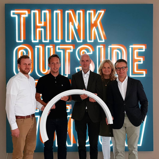 Deceuninck und Ventana freuen sich über die gemeinsame zukünftige Zusammenarbeit und den ersten Bogen im System Elegante. Von links nach rechts: Daniel Lechtenberg und Michael Wantia von Ventana, Hans-Jürgen Nahber, Gebietsverkaufsleiter Norddeutschland von Inoutic/Deceuninck und die beiden geschäftsführenden Gesellschafter von Ventana Judith Pennekamp und Stefan Schwanekamp.