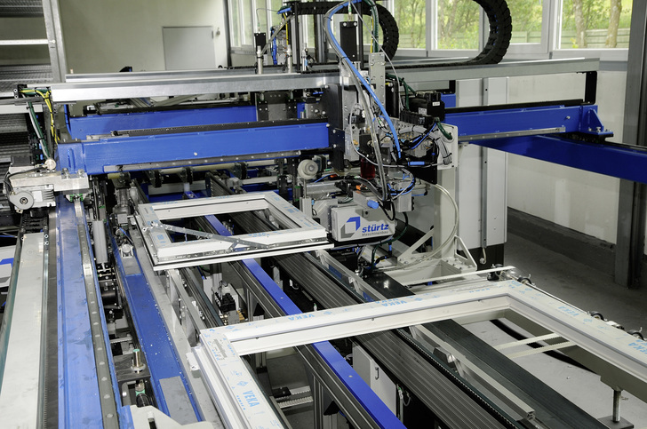 Der Drehkipp-Beschlag activPilot Sprint von Winkhaus optimiert die Fensterfertigung am Schraubautomaten.