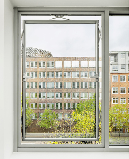 



Fassadenversprung durch den Einsatz des Parallel-Ausstellfensters Schüco AWS 114
