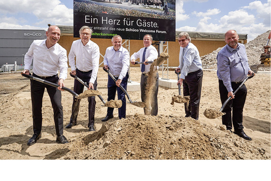 <p>
</p>

<p>
Erster Spatenstich für das Schüco Welcome Forum: v.l.: Prof. Holger Hoffmann von one fine day Architekten, Schüco-CFO Philipp Neuhaus, Schüco-CEO Andreas Engelhardt, NRW-Ministerpräsident Armin Laschet, Dr. Ing. Hinrich Mählmann, Otto Fuchs KG und Ludwig Fuchs, Otto Fuchs Gruppe
</p> - © Foto: Schüco

