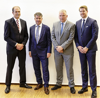 



Die Gründung des Innovations-Zentrums Hegla New Technology ist eine strategische Entscheidung, so die Verantwortlichen (v. l.), Bernhard Hötger (GF Hegla), Dr. Markus Schoisswohl (GF Hegla New Technology), Dr. Heinrich Ostendarp (GF Hegla) und Jochen H. Hesselbach (CEO Hegla-Gruppe).
