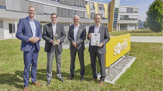 <p>
</p>

<p>
Übergabe der Auszeichnung am Firmensitz in Rottenburg. (v.l.n.r.) Guido Schmidt (ibau), Laurent Truguet (Somfy), Per Heps (ibau) und Dirk Mommaerts (Somfy).
</p> - © Foto: Somfy

