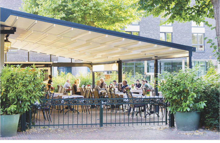 



Pergolen haben sich schon lange in der Gastronomie etabliert. Guter Regenschutz und realisierbare Größen mit bis zu 7 m Anlagenbreite bieten viele Möglichkeiten, die Gästeterrasse fast ganzjährig zu nutzen. 
