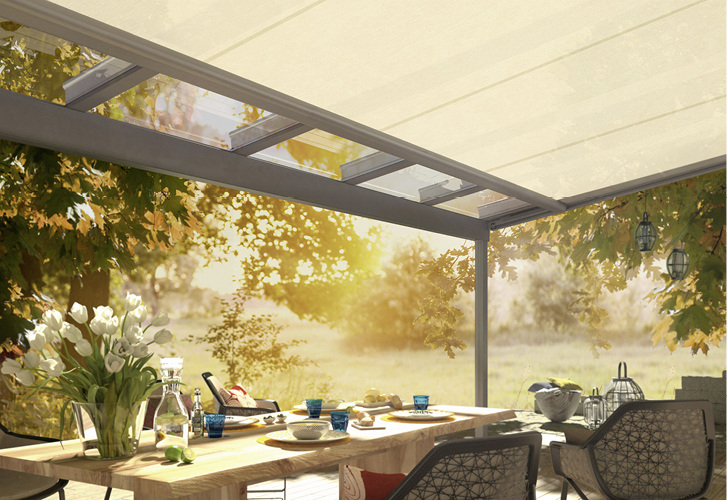 
Schattenplätze unter dem Glasdach schaffen, heißt die Devise. Ob der Sonnenschutz auf oder unter dem Glasdach montiert wird, entscheidet sich nicht nach Lust und Laune, sondern auch danach, was der Nutzer evtl. noch plant.



