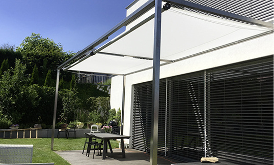 
Die Installation der Segelmarkise in einer Ständerkonstruktion schafft die Möglichkeit, sofort oder zu einem späteren Zeitpunkt ZIP-Markisen zu ergänzen.



