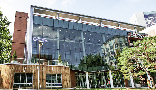 



Das selbstschaltende Sonnenschutzglas Pilkington Suncool Dynamic ist ideal, wenn ein automatischer und wartungsfreier Sonnen- und Blendschutz gefordert ist. Es eignet sich besonders für den Einsatz in Schulen, Bürogebäuden, Glasdächern und Wintergärten.
