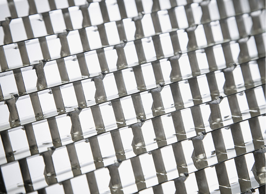 Das Okasolar 3D Sonnenschutzraster vereint effektive Tageslichtnutzung und wirkungsvollen Sonnenschutz.