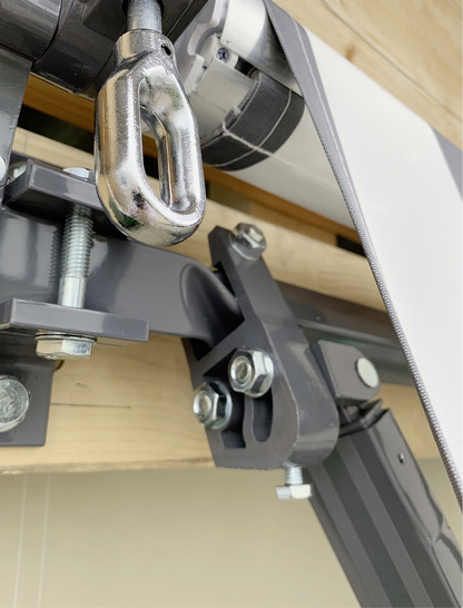 
Allein dieses Bild direkt nach dem Markisentest zeigt drei Fehler auf: Die Verdrehung des Tragerohres um fast 90°, das Lösen des Oberarms vom Oberarmhalter und das Auswandern des Kunstoffeinsatzes aus der Tuchwelle. Alles in allem ein Desaster.



