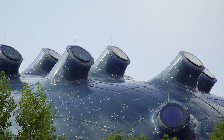 
Das Kunsthaus Graz wurde im Rahmen des Kulturhauptstadtjahres 2003 errichtet und erst zu einem späteren Zeitpunkt mit Sonnenschutz nachgerüstet. 



