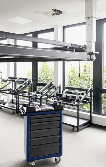 
Insgesamt 19 Markisenmodelle sind in den Seminarräumen für die Technik-Trainings unter der Decke befestigt.



