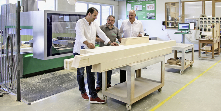



Matthias Brack (l.): „Perfekte Holzqualität ist bei uns Standard“ – mit Leo Walter und Stefan Müller (Klaes Vertriebsleitung).
