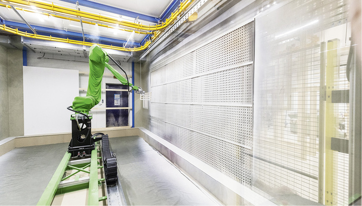 



Der Roboter lackiert erst die eine Seite und dreht sich, wenn die Traverse vorbeifährt.
