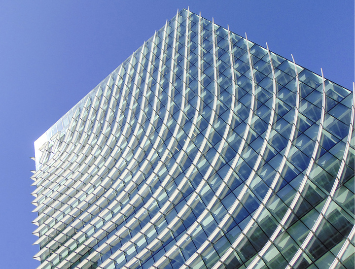 



Nach der Sanierung erhielt das Bürogebäude Castellana 77 aus den 1970er-Jahren das LEED-Zertifikat in Platin. Möglich wurde das u. a. durch Fassadengläser von Guardian.
