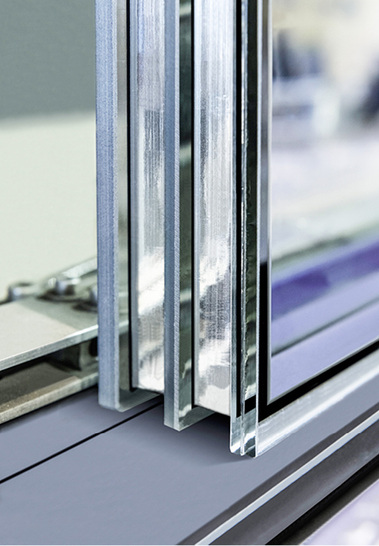 



Die silikonbasierten Abstandhalter von der Rolle lassen sich automatisch millimetergenau und parallel setzen.
