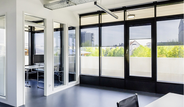 



Sichtverbindung nach draußen, natürliches Licht, zuträgliche Raumtemperatur und Blendschutz werden mit den im Isolierglas integrierten Rollos ermöglicht.
