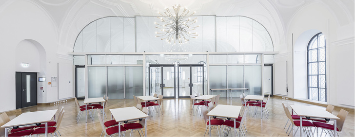 
In dieser 17 m breiten und 7 m hohen Glaswand in F30 sind 42 Scheiben eingebaut sowie 6 Brandschutztüren (1- und 2-flüglige Massivholzrahmentüren Hoba-Typ-7 und -Typ-8). 



