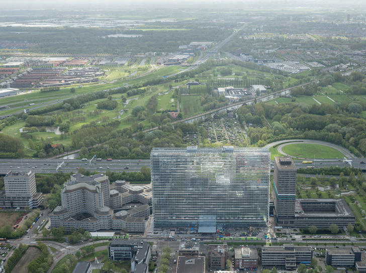 Fast unheimlich: Der Büroturm des EU-Patentamts spiegelt die Umgebung wider und ist so kaum zu sehen.