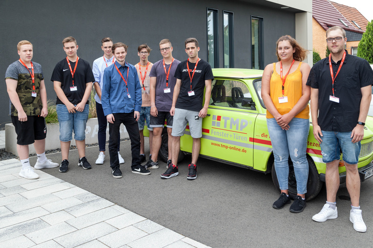 v.l.n.r.: Justin Blomann aus Großengottern, Lenny Lehmeier aus Bad Langensalza, Luca Schneider aus Bruchstedt, Robert Richter aus Mühlhausen, Dominik Stephan, Marcus Pabst, Christoph Bohn, Jasmin Schmidt aus und Steven Schwarz (alle aus Bad Langensalza) haben ihre Ausbildung begonnen. Nicht im Bild: Benedikt Moritz aus Bad Langensalza, Michelle Dähnert aus Ballhausen, Toni Beisert aus Teterow (Niederlassung Groß Wokern) - © Michael Schlutter
