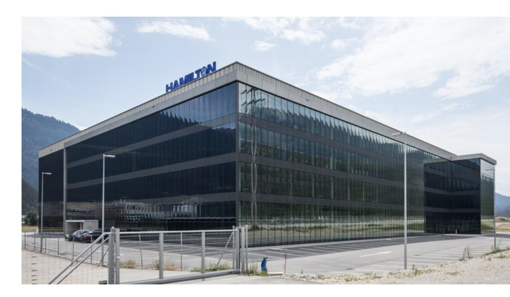 Die Hülle des neuen Verwaltungsbaus besitzt Sonnenschutzglas aus elektrochromem SageGlass.