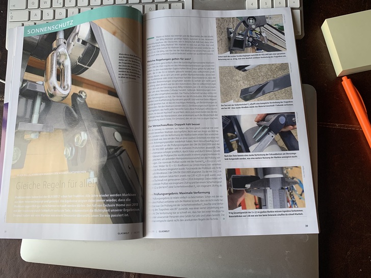 Schon das Auftaktbild direkt nach dem Markisentest zeigt drei Fehler auf: Die Verdrehung des Tragerohres um fast 90°, das Lösen des Oberarms vom Oberarmhalter und das Auswandern des Kunstoffeinsatzes aus der Tuchwelle. Alles in allem ein Desaster.