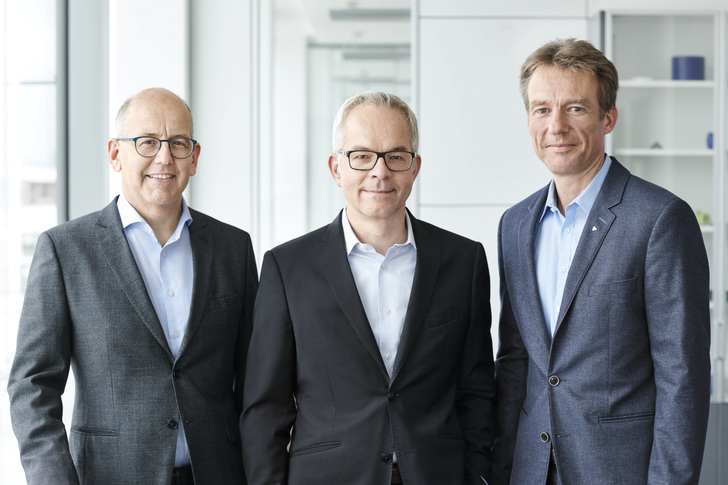 Der Kunststoffspezialist Ensinger wird jetzt von drei Geschäftsführern geleitet: Klaus Ensinger (links) Dr. Roland Reber (Mitte) und Dr. Oliver Frey (rechts) - © Ensinger GmbH
