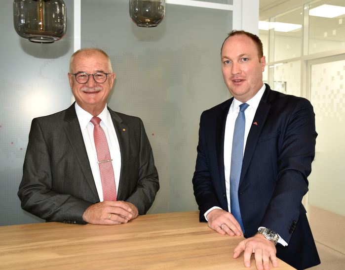 “Das Konzept stimmt, der Markt stimmt, die bisherige Resonanz stimmt.“: Dr. Eckhard Keill (l.) ist von dem Erfolg von Roto Professional Service fest überzeugt. Der Alleinvorstand der Holdinggesellschaft hat daher keinen Zweifel daran, dass die jüngste Division in Zukunft einen “noch positiveren Beitrag zum ganzen Gruppenergebnis leistet“. Diesen Optimismus rechtfertige schon das Aufbaujahr 2019. - © Daniel Mund / GLASWELT
