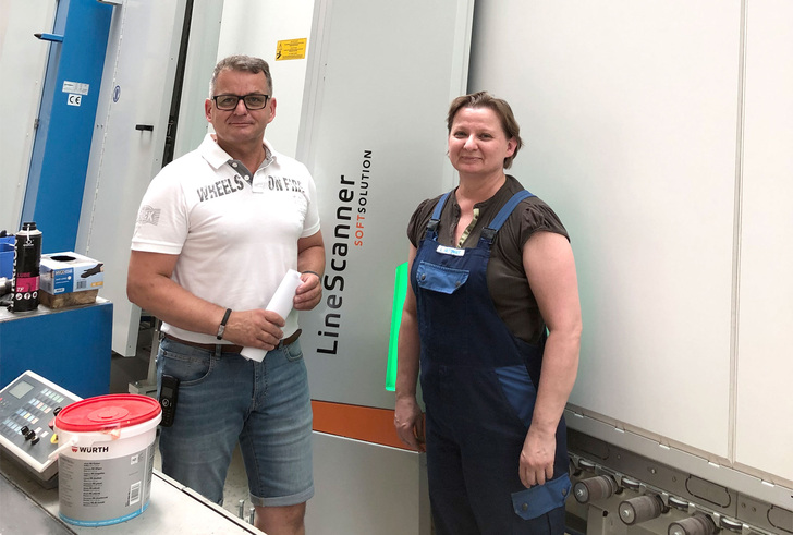 Die beiden LineScanner werden bei Gethke an zwei Bystronic-Iso-Linien zur Kontrolle von Einzelgläsern nach der Waschmaschine eingesetzt. Im Bild Prokurist Lothar Schleiner mit Kollegin vor dem neuen Scanner an der ISO-Linie.