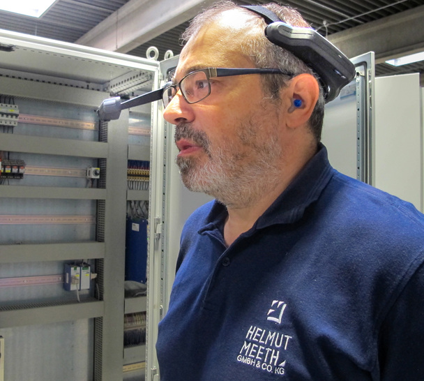 Ralf Dietz, Bereichsleiter Produktion bei der Helmut Meeth GmbH & Co. KG, auf Fehlersuche mit der Datenbrille. - © Helmut Meeth GmbH & Co. KG
