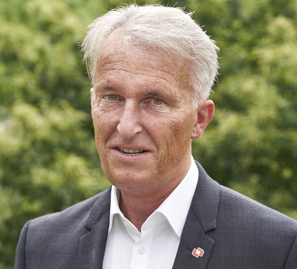 Dirk Sommer ist bei Hilzinger als Leiter des Projekt­managements quasi der Technikchef. Dazu wurde er 2014 als Mitglied in die erweiterte Geschäftsführung berufen. Sommer hatte nach seiner Ausbildung und Praxis zum/als Tischlermeister in der Fensterindustrie gearbeitet. 1998 machte er sich selbstständig und erstellte als öffentlich bestellter und vereidigter Sachverständiger Gerichts- und Privatgutachten.