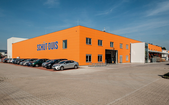 Im Rahmen des Umbau bei der Firmenzentrale wurde der Platz für die ISO-Fertigung und die Logistik nun aufgestockt. - © Schüt-Duis
