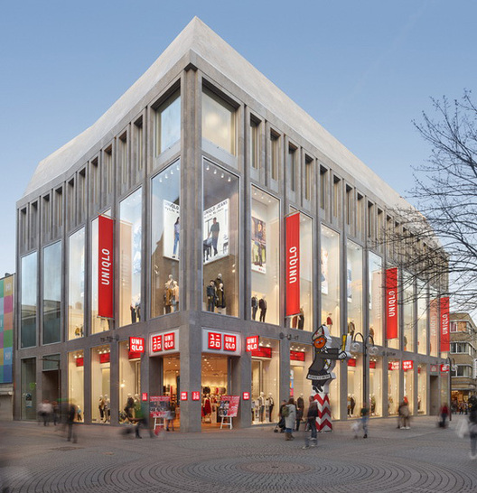 In der Hohen Strasse in Köln steht dieser Geschäftsneubau mit seinen großformatigen Schaufenstern.