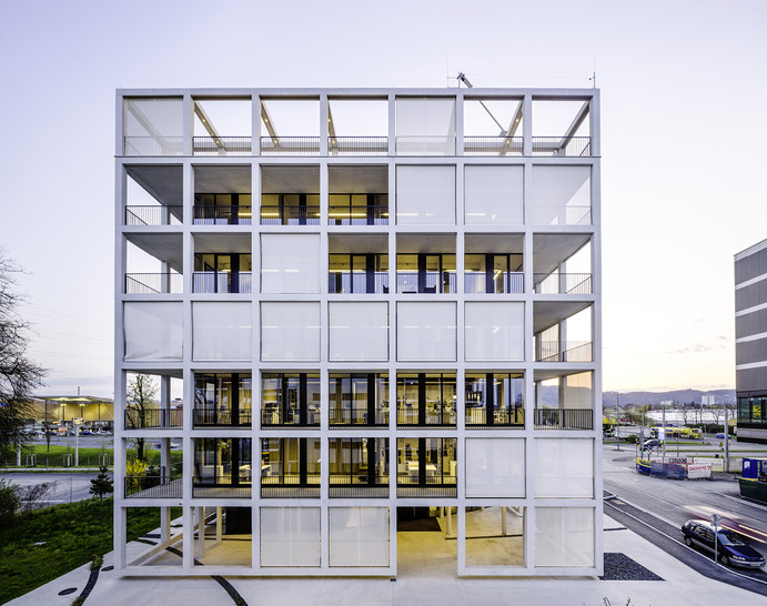 



Der Sonnenschutz bildet durch seine farbliche Anpassung eine optische Einheit mit der Fassadenkonstruktion.
