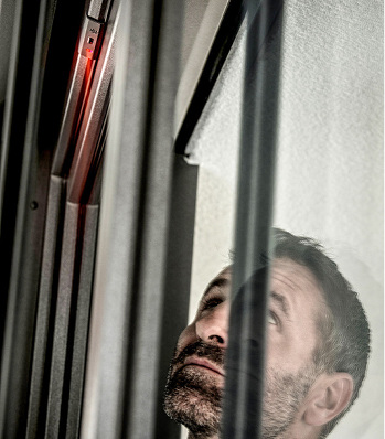 



Das Einbruchpräventionssystem Smart Guard besitzt einen intelligenten Erkennungssensor, der potenzielle Einbrecher registriert.
