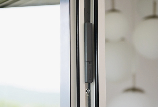 



Der verdeckt liegende Fenstersensor senso secure gibt jederzeit verlässlich Auskunft über den Öffnungszustand von Fenstern und Hebe-Schiebe-Elementen – und schreibt sogar sämtliche Betätigungszyklen eines Fensters mit.
