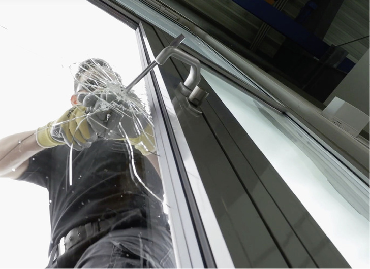 
Mit einer Scheibe aus Glas und Polycarbonat wäre hier kein Durchkommen möglich.



