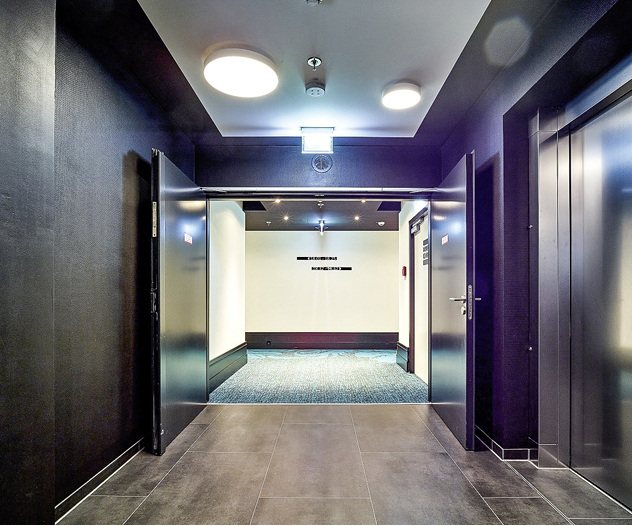 



Doppelflügelige Stahltüren von Hörmann trennen im Berliner Upper West den Fahrstuhlbereich von den Fluren der Gästezimmer, Brandschutz inklusive.
