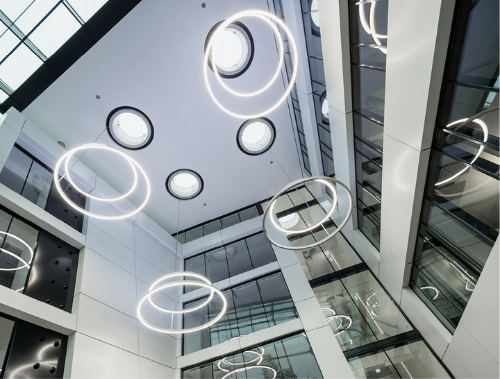 
Das Herzstück des repräsentativen Gebäudes ist ein großzügiger, innen liegender Lichthof mit großflächigen Verglasungen.



