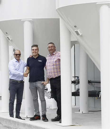 



Udo Hornung (r.) nach erfolgreicher Installation einer Immmes Wasseraufbereitung bei Glasveredler Flachglas Wernberg.
