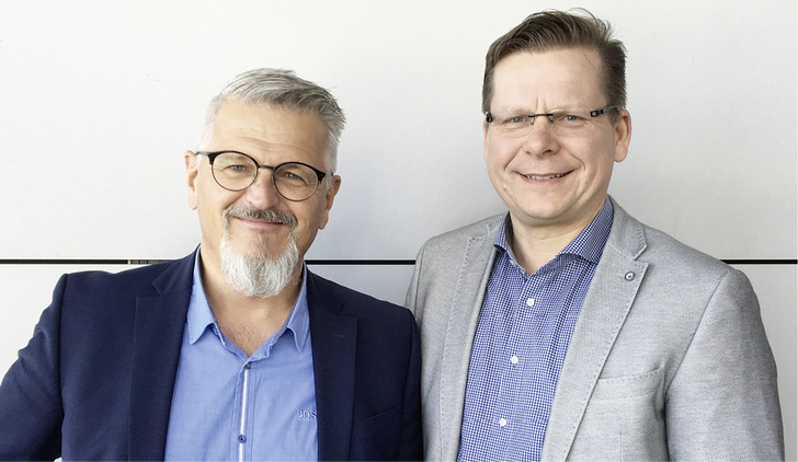 
Robert Kraus, Leiter Services Technology Units (l.), und Artturi Mäki, Leiter Glaston Services, beim Gespräch mit der GLASWELT.



