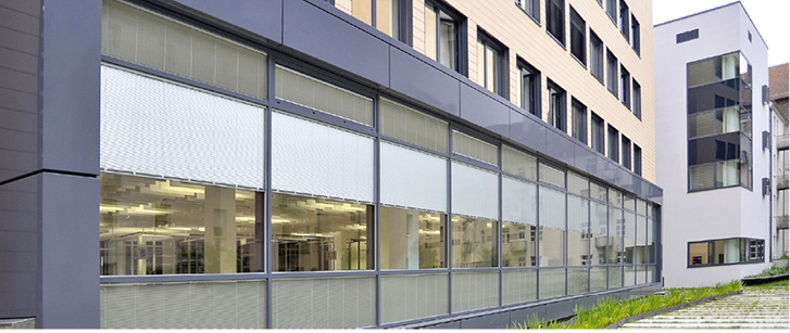 



Unauffällig in die Fassade integriert schaffen die Jalousien im Scheibenzwischenraum Sicht- und Sonnenschutz, ohne dass Schutzkästen oder Führungsschienen bzw. Seile montiert werden müssen.
