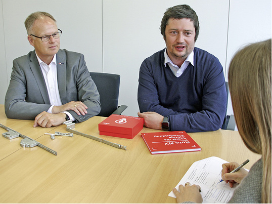 



Für Roto-Geschäftsleiter Zentraleuropa Volker Fitschen (links) und Höhbauer-Geschäftsführer Christoph Höhbauer ist „Partnerschaft auf Augenhöhe“ gelebte Realität. Dazu trägt auch die gemeinsame Überzeugung bei, dass eine gute Kooperation immer Bewegung braucht.
