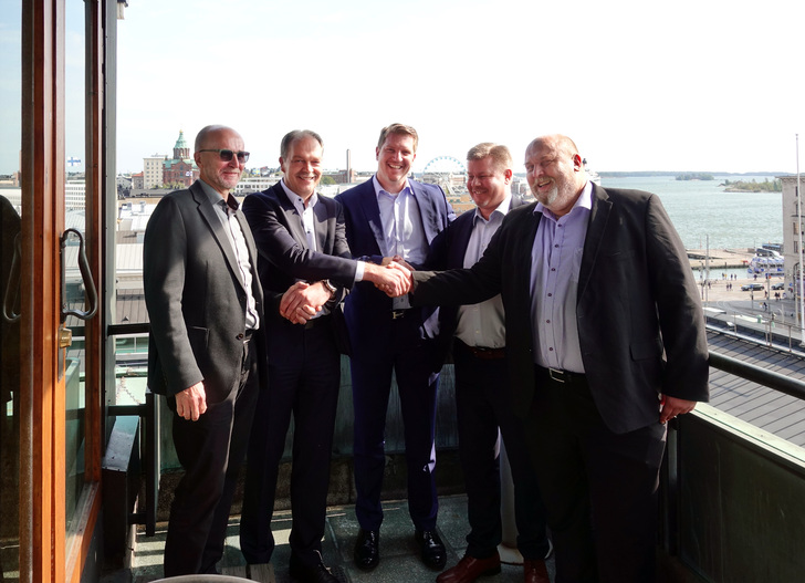 Freuen sich auf die zukünftige Zusammenarbei (v.l.)t: Esa Lammi (GF Hegla-Taifin), Bernhard Hötger (COO der Hegla-Gruppe), Jochen H. Hesselbach (CEO der Hegla-Gruppe), Jukka Sääksi (GF Hegla- Taifin) und Jarno Nieminen (GF Vertrieb Hegla-Taifin).