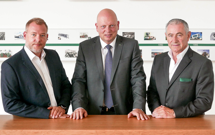 V.l.: Stabübergabe: Der “Neue“ Leiter Zentrales Marketing Oliver Kunzweiler, Vorstandsvorsitzender Gregor Baumbusch und Klaus Müller