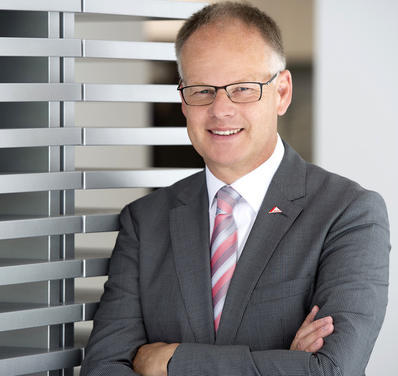 Politik, Recht, Umwelt und Kultur beeinflussen die Fenster-Zukunft nachhaltig — und stärker als die reine Technologie. Das betont Volker Fitschen, der Geschäftsleiter Zentraleuropa der Roto-Division Fenster- und Türtechnologie. In seiner Einschätzung für die D/A/CH-Region macht er aber auch deutlich, dass es “voreiligen Abgesängen auf Vertrautes und Bewährtes