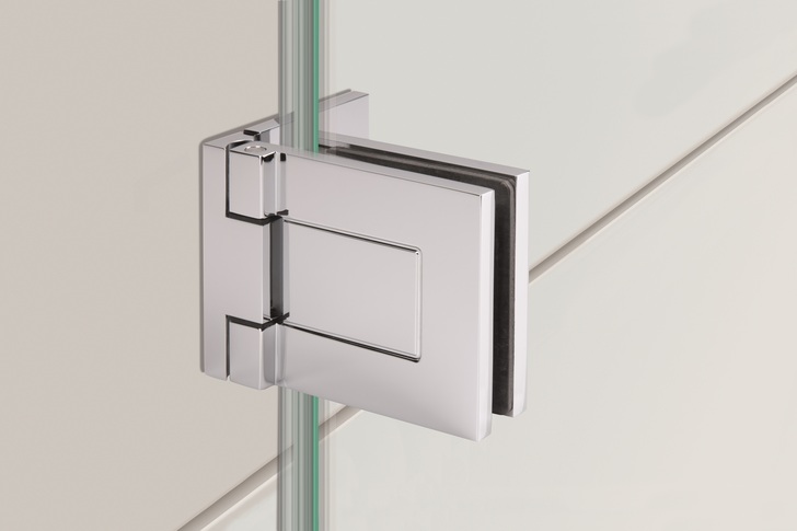 Das neue Anschlagtürband im 90-Grad-Winkel außen bei einer Wand-/Glaslösung montiert.