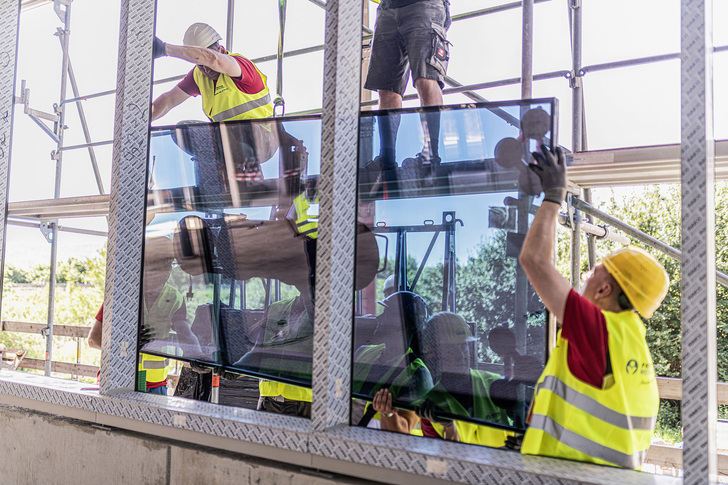 Vor Kurzem startete die spektakuläre Montage der ersten Scheiben, die mit einer Größe von 1,3 × 3 m rund 370 kg auf die Waage bringen.