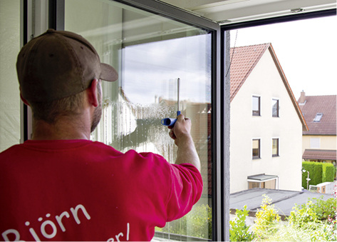 <p>
</p>

<p>
Gelebte Kundenbegeisterung ist der entscheidende Vorteil im Wettbewerb um Kunden und Mitarbeiter. Dazu gehört beispielsweise, dass der Montagebetrieb nach dem Einbau die Fenster putzt.
</p> - © Foto: Fa. Kutz/Leinen

