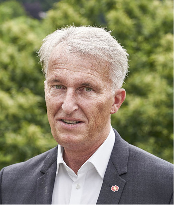 



Dirk Sommer ist bei Hilzinger als Leiter des Projektmanagements quasi der Technikchef. Dazu wurde er 2014 als Mitglied in die erweiterte Geschäftsführung berufen. Sommer hatte nach seiner Ausbildung und Praxis zum/als Tischlermeister in der Fensterindustrie gearbeitet. 1998 machte er sich selbstständig und erstellte als öffentlich bestellter und vereidigter Sachverständiger Gerichts- und Privatgutachten.
